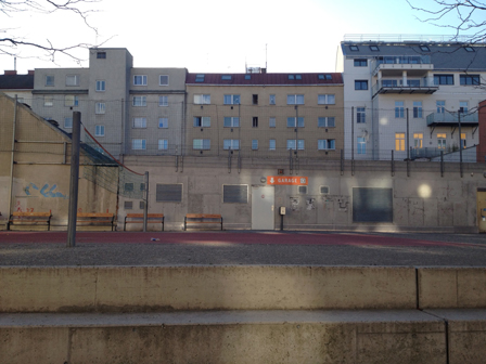 Häuserzeile hinter einem Basketballplatz