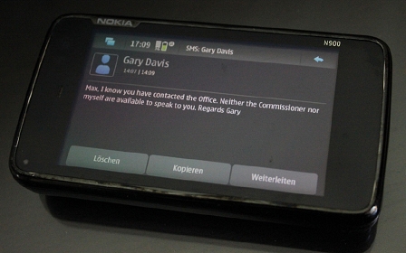 Ein SMS mit dem Text "Max, I know you have conteacted the Office. Neither the Commissioner nor myself are available to speak to you. Regards, Gary"