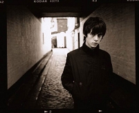 Jake Bugg in einem Durchlass