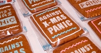 Lebkuchen auf denen "against x-mas panic" draufsteht.