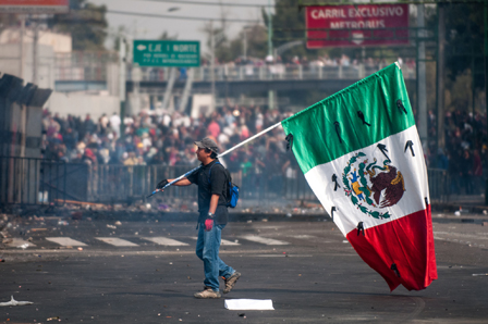 Ein Demonstrant mit mexikanischer Flagge.