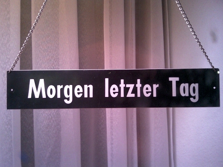 Schild mit Aufschrift: Morgen letzter Tag