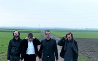 die vier von naked lunch mitten in einem feld