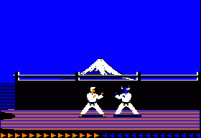 Ein Bildschirmfoto aus dem originalen "Karateka": der unbekannte Karate-Kämpfer steht seinem ersten Feind gegenüber. Dahinter ein blauer Himmel und ein schneebedeckter Berg.