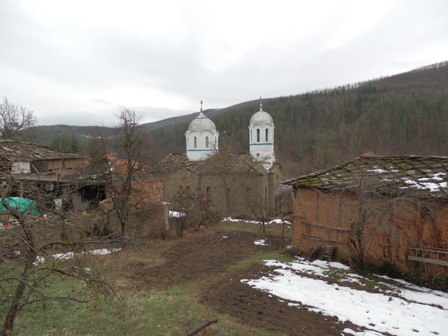 Kirche mit zwei Türmen in ländlicher Gegend