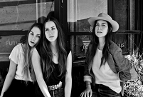 Die drei Frauen von Haim, eine mit Cowboyhut