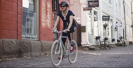 kaisa leka auf dem fahrrad