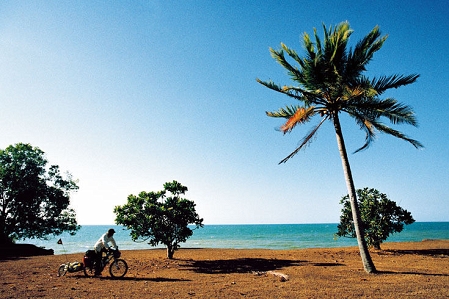 René Rusch mit dem Fahrrad am Meer