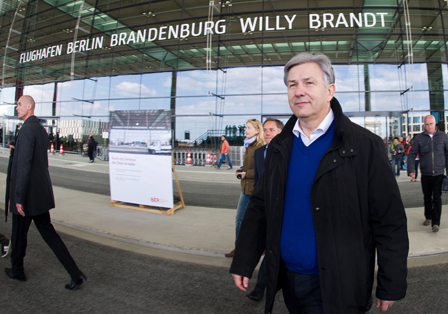 Der Berliner Bürgermeister Wowereit vor dem neuen Berliner Flughafen