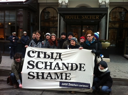 Protestierende vor dem Hotel Sacher