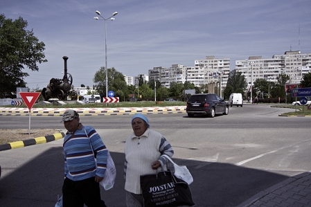 Menschen und Plattenbauten in Bukarest