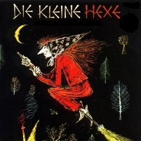 Eine rote Hexe fliegt auf einem Besen durch die Nacht, Cover von Otfried Preusslers "Die Kleine Hexe"