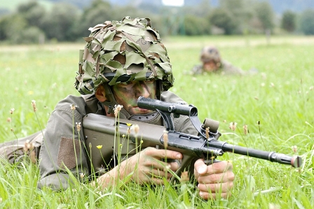 Soldat im Gras mit Gewehr