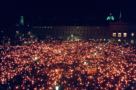 Das Lichtermeer - hunderttausende Kerzen vor der Hofburg am Heldenplatz