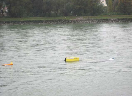 Ein kleines gelbes Schild ragt aus dem Wasser