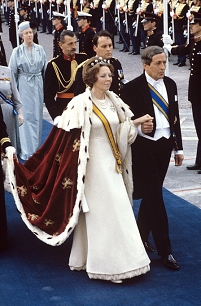  Königin Beatrix im Krönungsmantel mit ihrem Gatten Prinz Claus an ihrer Seite vor der Nieuwe Kerk (Neue Kirche) in Amsterdam während der Krönungsfeierlichkeiten am 30.04.1980. 