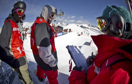 © Marcel Lämmerhirt Zwei Fahrer im Starthaus des Slopestyle Kurses