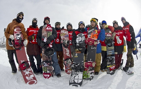 © Marcel Lämmerhirt 12 Snowboarder nebeneinander