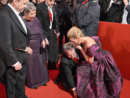 Heinz Fischer auf dem Roten Teppich beim Opernball - gebt einen Ohrring für Desiree Treichl-Stürkh auf