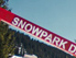 Absperrbanner in einem Snowboardpark mit der Aufschrift "Snowpark"