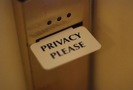 © http://www.flickr.com/photos/hyku/ türschild mit der aufschrift "Privacy please"