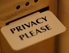 Checkkarte mit Aufschrift "Privacy Please"