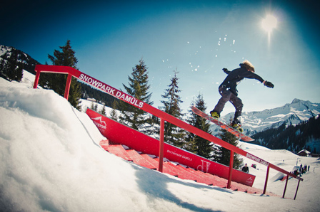 © Smashbros Snowboarder springt auf ein Rail