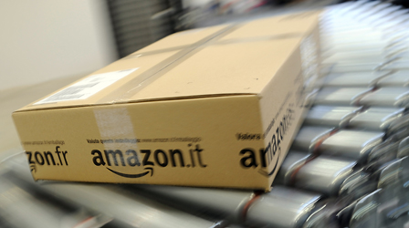 Ein Paket im Amazon-Logistikzentrum rollt über ein Transportband. 