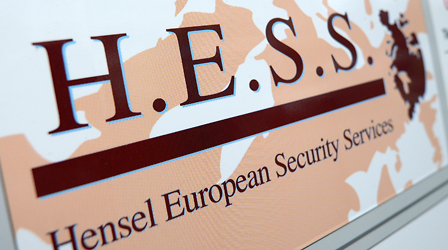 Das Firmenschild der Sicherheitsfirma H.E.S.S. (Hensel European Security Services)