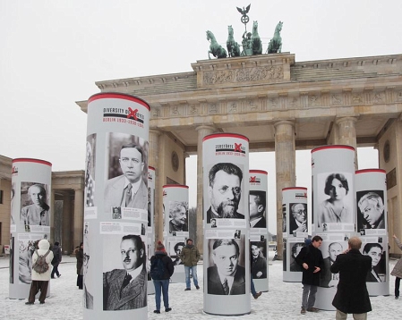 Fotosäulen vor dem Brandenburger Tort