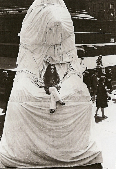 Yoko am Löwen auf dem Trafalgar Sqare