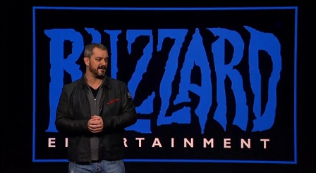 Die PlayStation-4-Pressekonferenz. Chris Metzen von Blizzard steht vor einer großen Blizzard-Projektion.