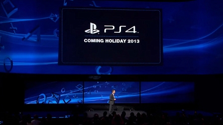 Die PlayStation-4-Pressekonferenz. An der Wand steht "PS4 coming holiday 2013".