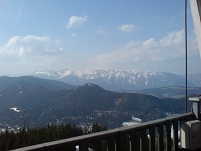 Blick von der Dr. Erwin Pröll Millenniumswarte auf dem Semmering, im Hintergrund die Rax.