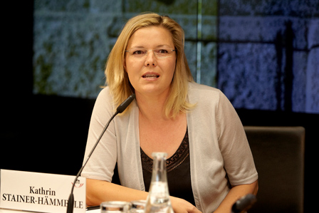 Kathrin Stainer-Hämmerle bei einer Podiumsdiskussion im Parlament