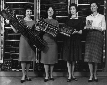 eniac girls mit Computerteilen