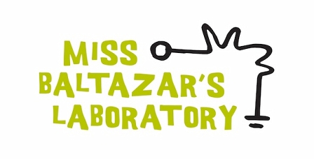 Ein grüner Schriftzug und darüber eine geschwungene schwarze Linie. Der Schriftzug sagt "Miss Baltazar's Laboratory".