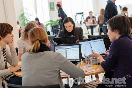 Frauen arbeiten an ihren Laptops bei der Veranstaltung "Rails Girls Vienna".