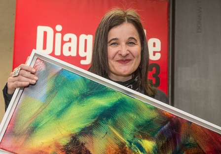 Maria Hofstätter mit ihrem Großen Diagonale-Schauspielpreis, einem Bild