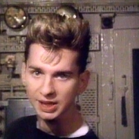 Dave Gahan von Depeche Mode im Video von "People Are People".