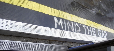 Gehsteig mit Aufschrift "Mind The Gap"