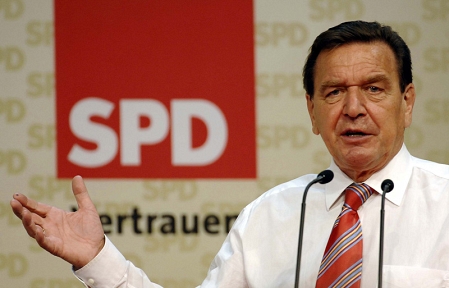 Der ehemalige deutsche Bundeskanzler Gerhard Schröder vor einem SPD-Logo