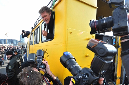 David Hasselhoff in einem gelben Bus in Berlin auf einer Anti-Gentrifizierungs-Demo