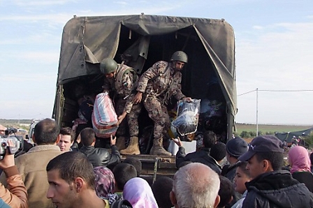 Jordanian army distributing supplies to refugees