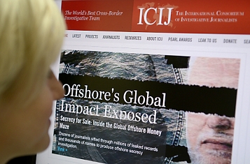 © APA/Roland Schlager Eine Frau betrachtet auf einem Bildschirm die Website eines internationalen Netzwerks für investigativen Journalismus