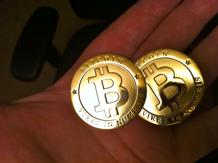 Zwei Gold-Bitcoins in der Hand