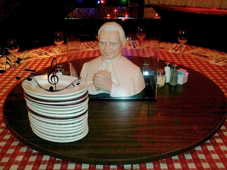 Papst in Glas auf Tablett