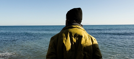 Flüchtling sucht nach dem Schiffsunglück nach überlebenden Angehörigen im Meer