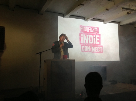 Thorsten Wiedemann spricht am Podium der "A MAZE. Indie Connect".