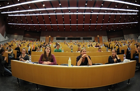 Studierende an der Uni in Salzburg